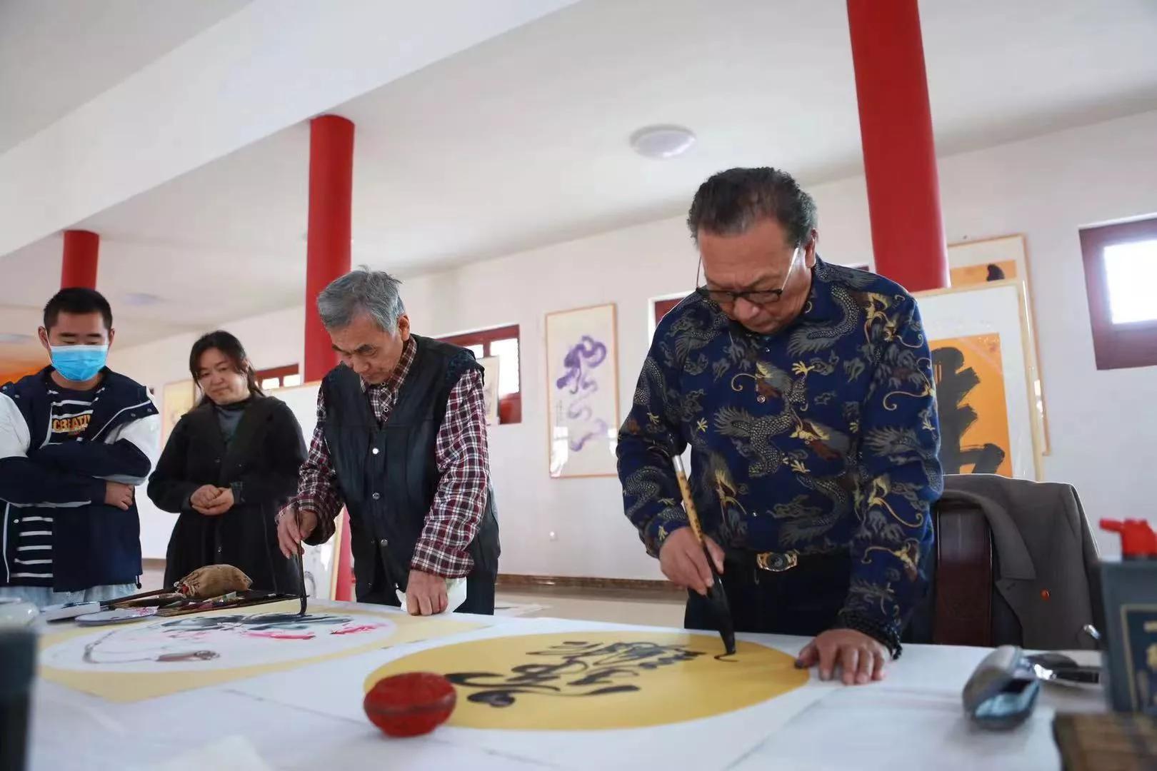 青岛龙山书画院举行联谊书画笔会和成立揭牌仪式